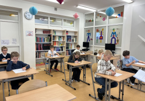 Uczniowie rozwiązują zadania konkursowe
