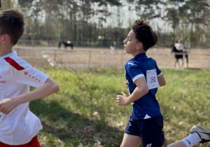 Uczeń w trakcie biegu