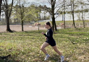 Uczennica podczas rywalizacji w biegu na 1000m