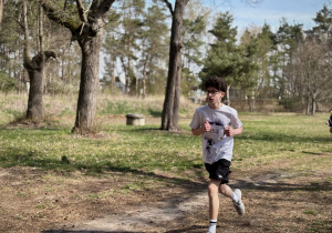 Uczeń w trakcie biegu