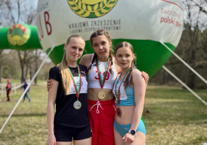 Podium z biegu na 1000m dziewcząt