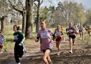 Uczennica w trakcie biegu