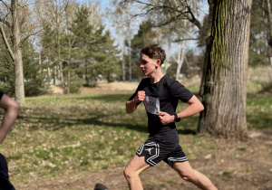 Uczeń w trakcie biegu