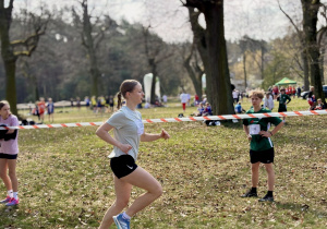 Uczennica w trakcie rywalizacji