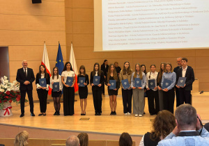 Nasza uczennica Ola wśród pozostałych laureatów konkursu kuratoryjnego z j. polskiego