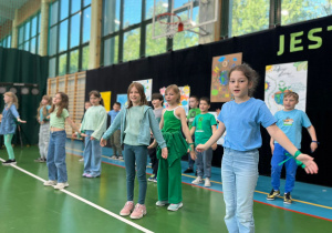Uczniowie klasy drugiej podczas tańca