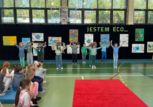 Uczniowie klasy drugiej podczas tańca