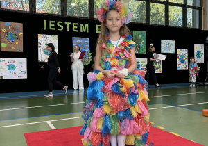 Uczennica klasy drugiej w stroju z torebek foliowych