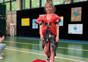 Uczennica klasy drugiej podczas występu