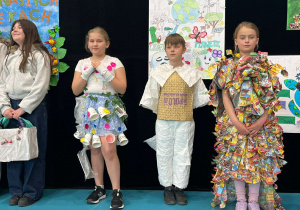 Uczniowie na tle dekoracji