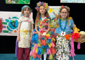 Uczennice na tle dekoracji