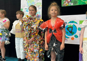 Uczniowie na tle dekoracji