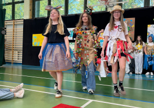 Uczennice klasy szóstej prezentujące stroje wykonane z materiałów przeznaczonych do recyklingu