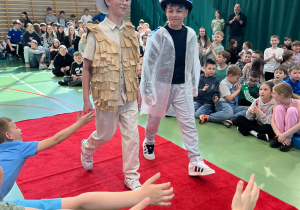 Chłopcy z klasy szóstej podczas występu