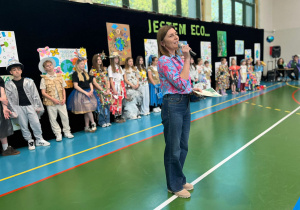Pani dyrektor podsumowująca Obchody Dnia Ziemi