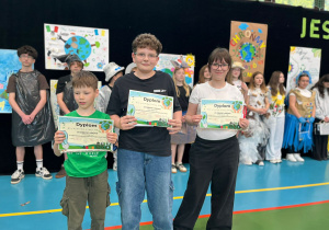 Przedstawiciele zwycięskich klas w konkursie na plakat