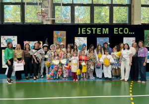 Nagrodzeni w konkursach uczniowie na tle dekoracji