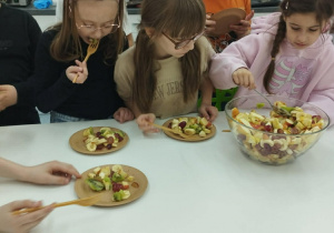 uczniowie kl. 2a kosztują wykonaną przez siebie sałatkę