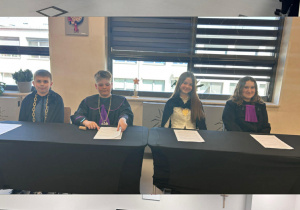 uczniowie wraz z rodzicami podczas lekcji otwartej o bakteriach