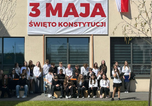 Uczniowie występujący na uroczystej akademii upamiętniającej uchwalenie Konstytucji 3 Maja