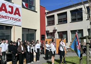 Szkoła do hymnu