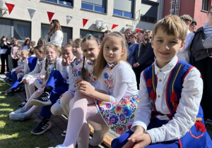 Uczniowie oczekują na swój występ