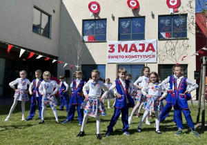 Uczniowie tańczą tańce narodowe