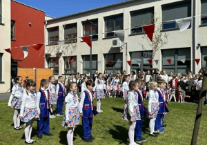uczniowie tańczą tańce narodowe