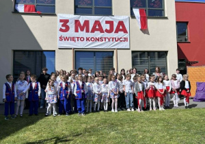 Wspólne zdjęcie wszystkich zaangażowanych uczniów w akademię wraz z panią dyrektor
