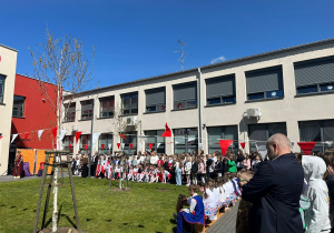 Społeczność szkolna na uroczystej akademii upamiętniającej uchwalenie Konstytucji 3 Maja