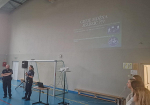 funkcjonariusze omawiają najważniejsze zasady bezpiecznego poruszania się w ruchu drogowym
