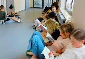 uczniowie w strefie relaksu czytają książki