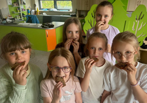 uczennice degustują zdrowy chlebek bananowy