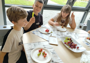 uczniowie podczas wykonywania koreczków owocowych