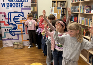 dziewczynki czekają na upominki