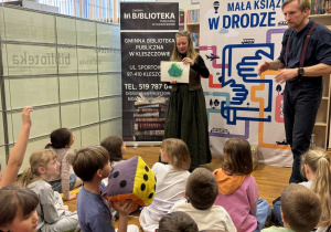 prowadząca warsztaty prezentuje obrazek