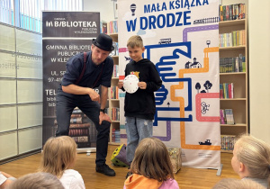 uczeń wciela się w telefon
