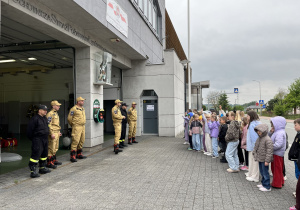 Strażacy witają uczniów