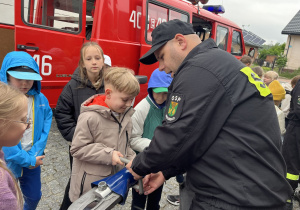 Wojtek poznaje wyposażenie wozu strażackiego