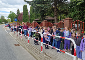 Uczniowie wraz z opiekunami wyruszają na szlak po okolicy Łękińska