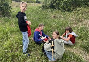 Uczniowie podczas przerwy na posiłek