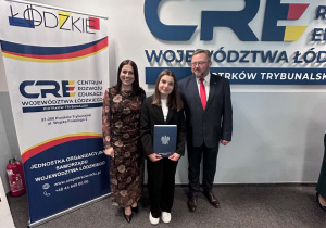 Wspólne zdjęcie uczennicy, nauczycielki z wicekuratorem oświaty łódzkiego