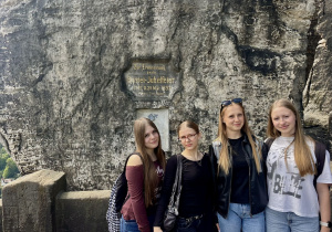 Uczennice w trakcie zwiedzania punktu widokowego Bastei.
