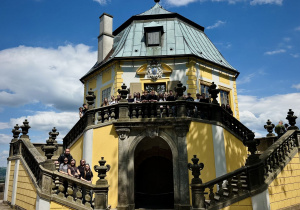 Zdjęcie grupowe w pałacyku na twierdzy.
