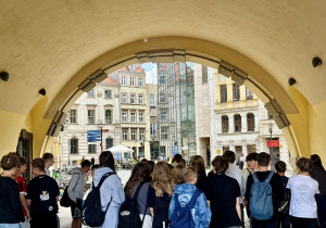 Uczniowie zwiedzają Wrocław.