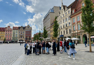 Uczniowie z Panią przewodnik na Starówce Wrocławia.