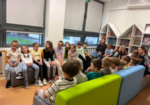 Uczniowie klasy 1 a słuchają czytanej im bajki