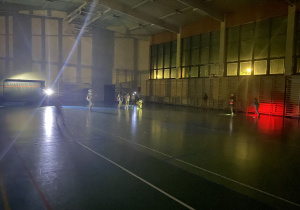 Sala gimnastyczna nocą