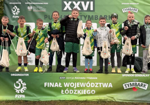 Chłopcy na podium z medalami