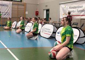 Uczennice pomagające przy obsłudze meczu